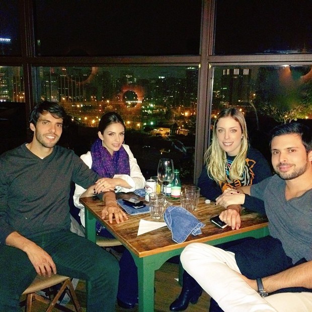 Kaká e Carol Celico com Fabiana Justus e o namorado em restaurante em São Paulo (Foto: Instagram/ Reprodução)
