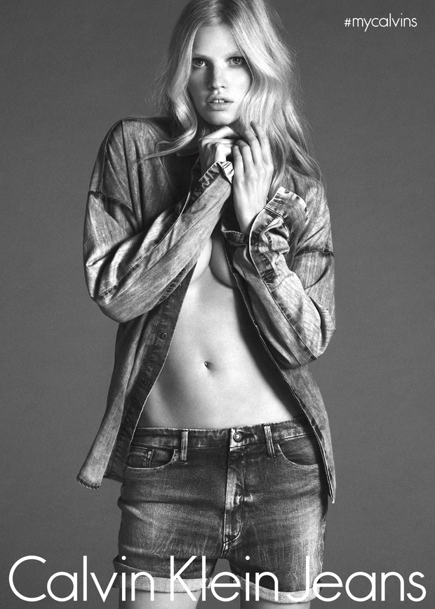 Lara Stone na campanha da Calvin Klein (Foto: Mert Alas and Marcus Piggott/Divulgação)