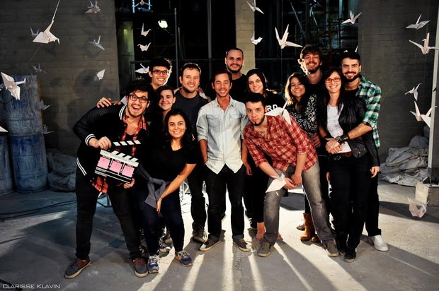 Brunno Abrahão com a equipe que produziu o videoclipe da banda Reduto (Foto: Divulgação/Empresa Júnior PUC-RJ)