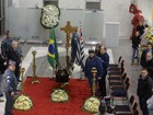 Amigos e familiares vão a velório de Goulart de Andrade em São Paulo