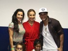 Scheila Carvalho leva a filha ao show de Valesca Popozuda