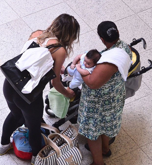 Luciano Szafir, esposa e filho no aeroporto (Foto: William Oda / Agnews)