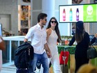 Klebber Toledo e Camila Queiroz são clicados juntinhos em aeroporto