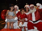Scheila Carvalho se veste de Mamãe Noel e leva filha em evento