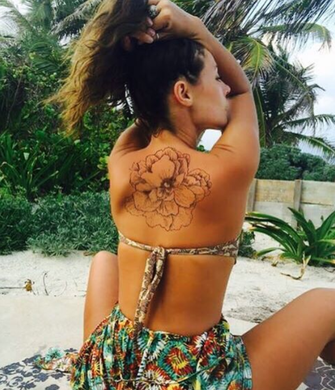 Paolla Oliveira posta foto, mostra tatuagem escondida e fãs