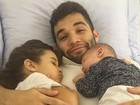 Jonathan Costa posa agarradinho com os filhos: ‘Boa noite com muito amor’