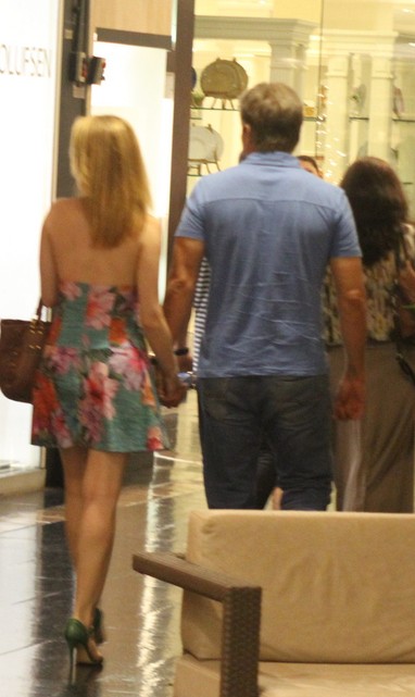 Edson Celulari e a namorada, Karin Roepke, em shopping na Zona Sul do Rio (Foto: Daniel Delmiro/ Ag. News)