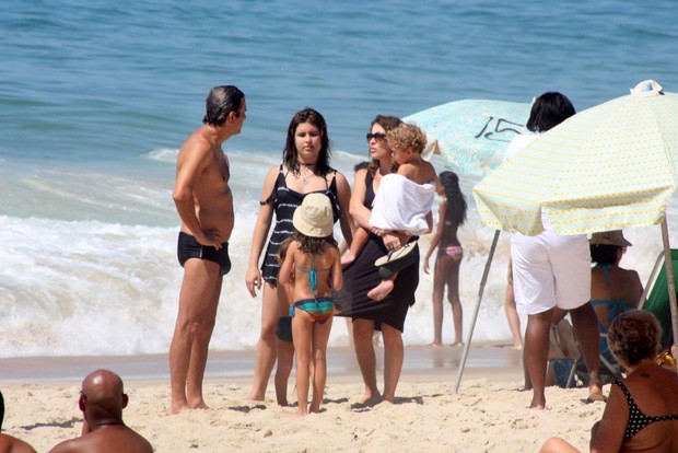 Cláudia Abreu com a família em praia no RJ (Foto: JC Pereira/AgNews)