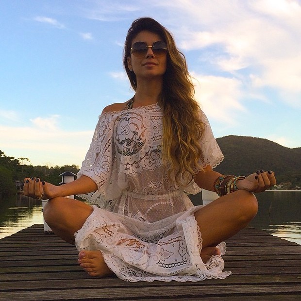 Paula Fernandes medita de look transparente (Foto: Instagram/ Reprodução)