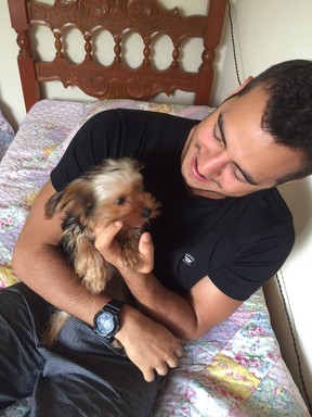 Matheus com o cachorrinho Theodoro (Foto: Arquivo Pessoal)