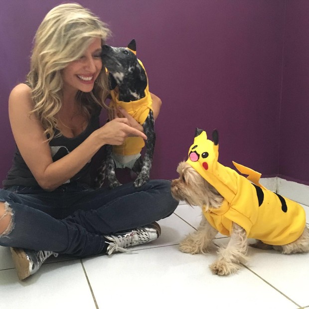Luisa Mell e cães vestidos de Pokémon (Foto: arquivo pessoal)