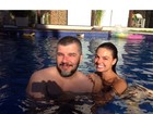 Fugindo do calor: Isis Valverde toma banho de piscina com amigo