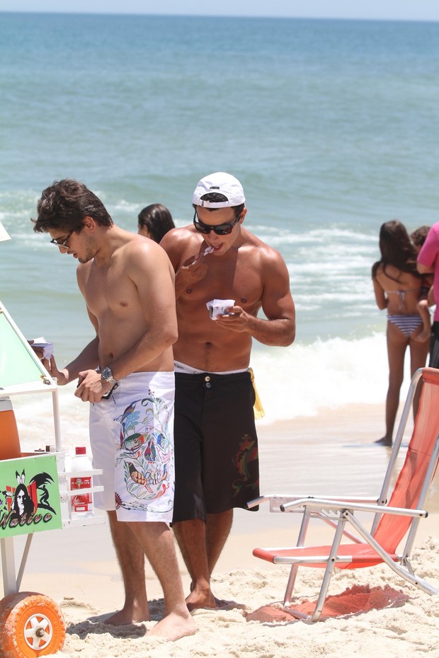  Anderson Di Rizzi e Daniel Rocha na praia da Barra da Tijuca, RJ (Foto: Wallace Barbosa/AgNews)