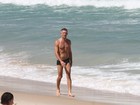 Vincent Cassel aproveita o dia de sol em praia no Rio de Janeiro