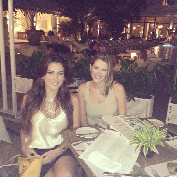 Ex-BBB Kamilla com amiga em hotel na Zona Sul do Rio (Foto: Instagram/ Reprodução)