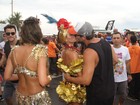 Isis Valverde e mais famosos beijam muito no sábado de Carnaval
