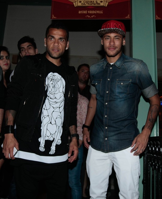 Neymar e Daniel Alves (Foto: Leo Franco / Agnews)