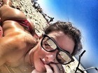 Angela Sousa posta fotos com biquíni cavado em dia de praia