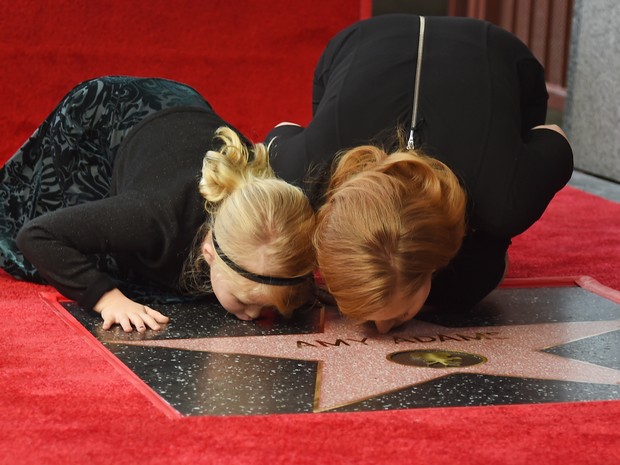 Amy Adams e a filha, Aviana, em evento em Los Angeles, nos Estados Unidos (Foto: Robyn Beck/ AFP)