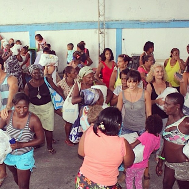 Dani Suzuki entrega presentes de Natal (Foto: Reprodução/ Instagram)