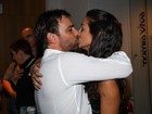 Marcelo Faria ganha beijo da mulher após estreia de peça