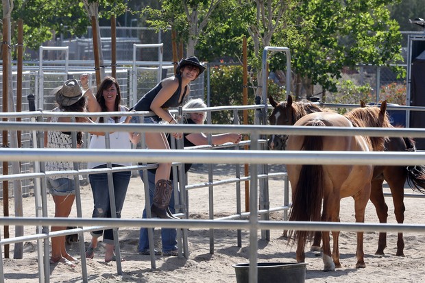 Paris Jackson vê cavalos ao lado da mãe e de duas amigas (Foto: Splash News)