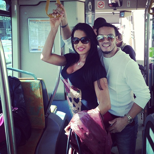 Gracyanne e Belo andam de ônibus em Paris (Foto: Instagram)