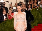 Irmãs Kardashian apostam em looks supersexy em baile de gala nos EUA
