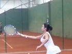 De sainha, Gracyanne Barbosa joga tênis e mostra pernões