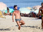 Da Sapucaí à praia: Marcelo Serrado joga futevôlei com amigos no Rio