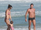 Malvino Salvador e Kyra Gracie curtem praia com a filha no Rio