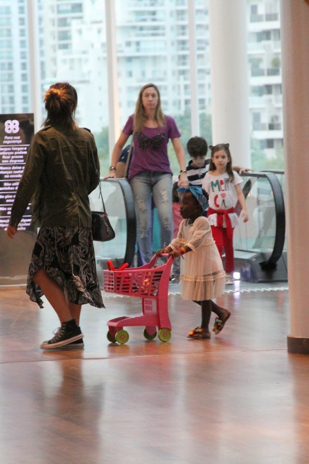 Lá vai Titi pelo shopping com seu carrinho (Foto: J Humberto/Agnews)