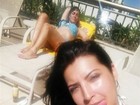 Priscila Pires faz selfie e exibe barriguinha em dia de sol