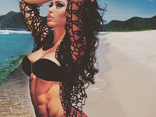 Gracyanne Barbosa posa sexy (Foto: Davi Borges / Instagram)