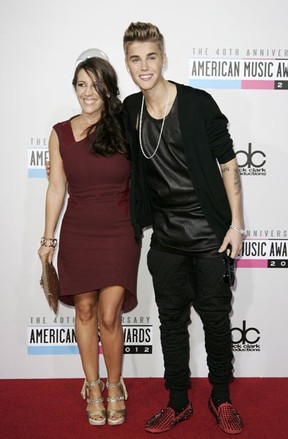 Justin Bieber com a mãe, Pattie Mallette, em prêmio em Los Angeles, nos EUA (Foto: Jonathan Alcorn/ Reuters/ Agência)