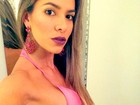 Magérrima e sem sutiã, ex-BBB Adriana faz selfie  