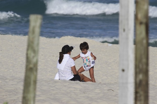 Ivete Sangalo com o filho na praia (Foto: Dilson Silva / AgNews)