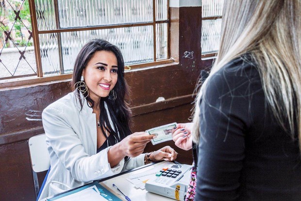 Lais Cruz, a Miss Buumbum Sergipe, trabalha como mesária nas eleições municipais (Foto: MBB6/ Divulgação)