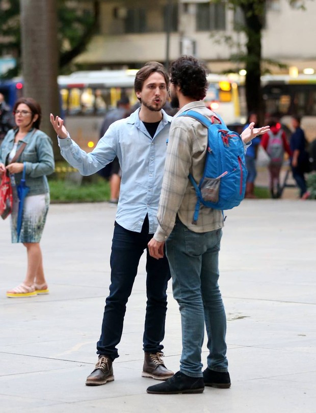 Igor Angelkorte conversa com amigo durante protesto (Foto: AgNews)