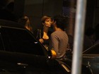 Paula Burlamaqui troca carinhos com o namorado na noite carioca