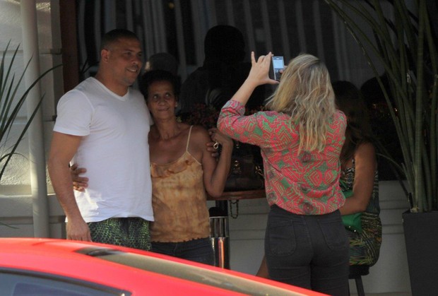 Ronaldo e Paula Morais almoçam em Ipanema (Foto: J.Humberto / AgNews)