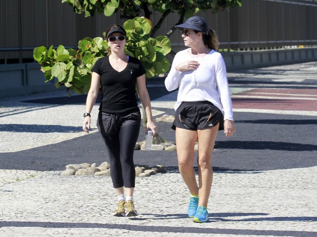 Giovanna Antonelli caminha com amiga na orla da Barra da Tijuca, RJ (Foto: Dilson Silva  / Agnews)