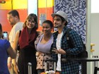 Caio Castro posa com fãs em aeroporto do Rio de Janeiro