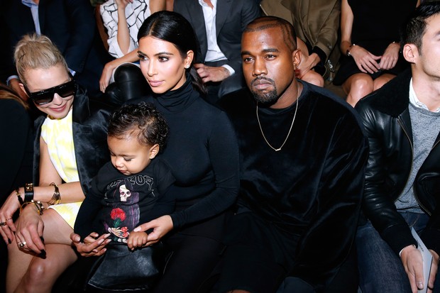 Kanye West e Kim Kardashian com a filha, North, no desfile da Balenciaga, em Paris (Foto: Getty Images)