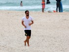 Cauã Reymond corre na praia da Barra da Tijuca, no Rio
