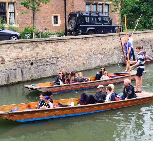 David e Victoria Beckham passeiam de barco com a família (Foto: Grosby Group)