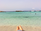 Guilhermina Guinle mostra as pernas em praia de Ibiza, onde passa férias