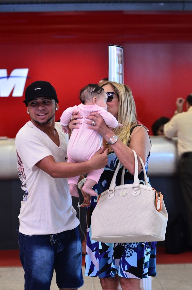 Susana Vieira segura bebê no colo em aeroporto (Foto: William Oda / Agnews)