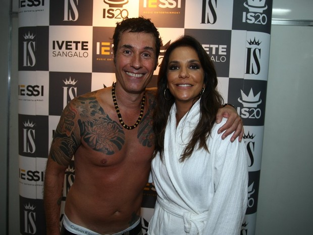 Ivete Sangalo posa com Jota Quest nos bastidores do Rock in Rio
