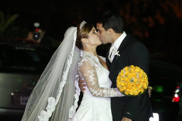 Bárbara Borges e Pedro Delfino se beijam (Foto: Felipe Panfili e Leo Marinho/Agnews)